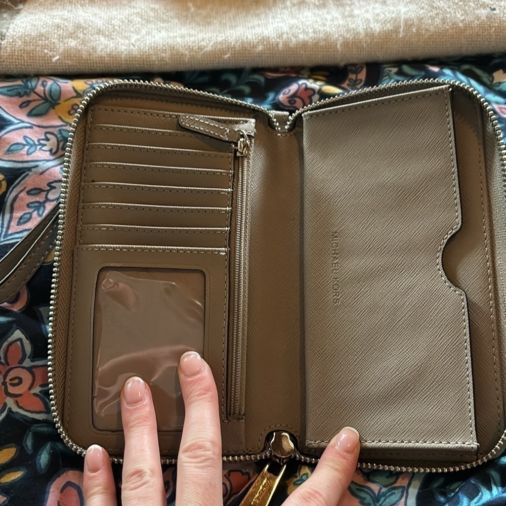 Michael Kors Jet Set wristlet wallet - Picture 4 of 4